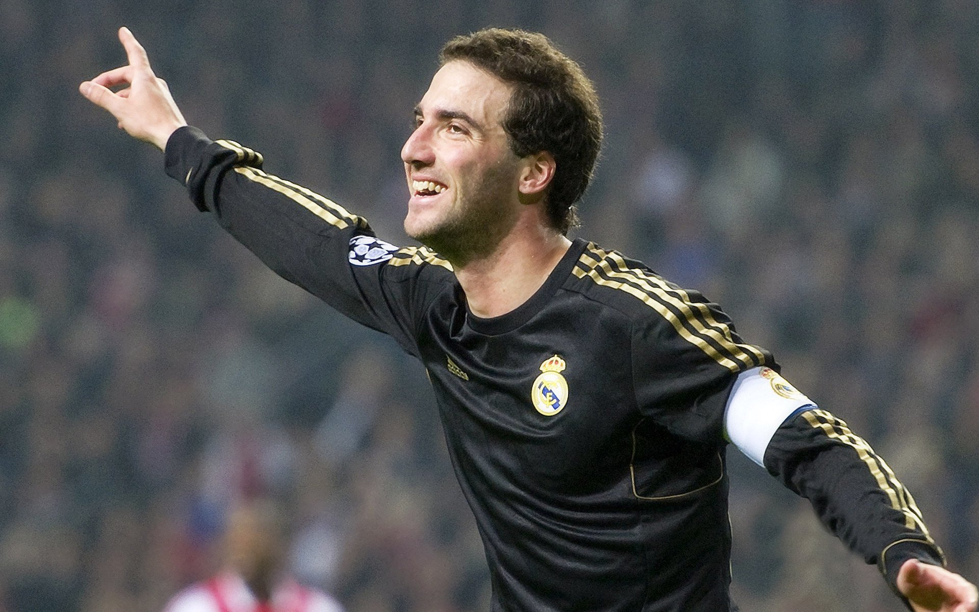 _现场观众热情高涨：气氛点燃比赛热度_，比赛气氛热烈,现场掌声不断