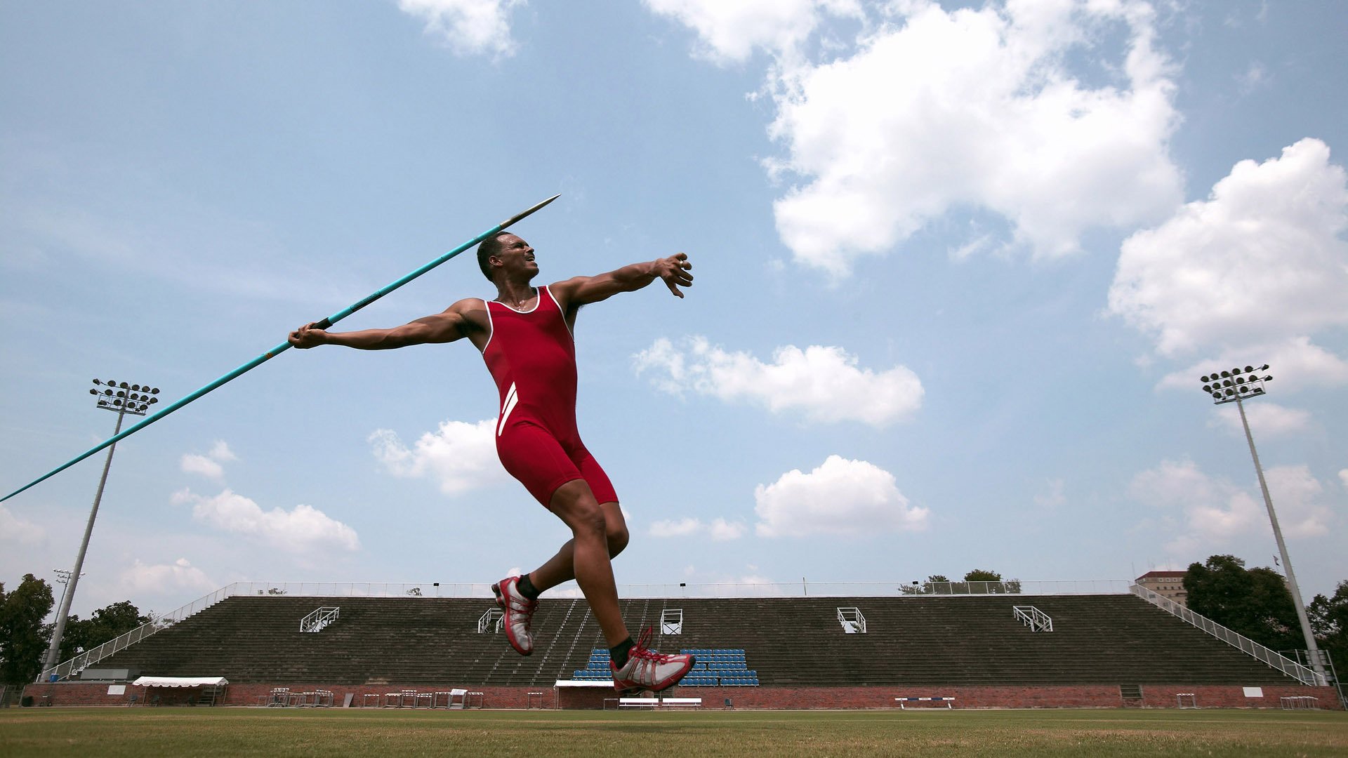 足球巨星因伤将缺席接下来的几场比赛，被足球耽误的演员